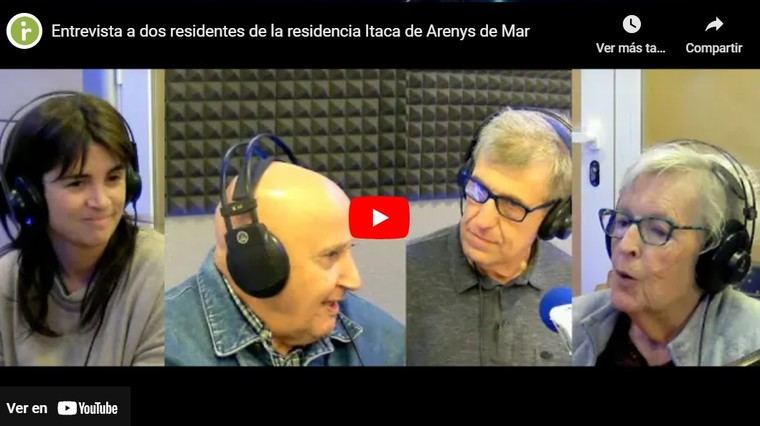 El fundador de Inforesideas.com, Josep de Martí, entrevista a dos residentes de la residencia Itaca de Arenys de Mar (Barcelona).