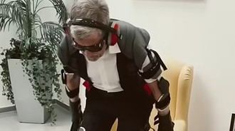 Josep de Martí prueba un traje simulador de edad.
