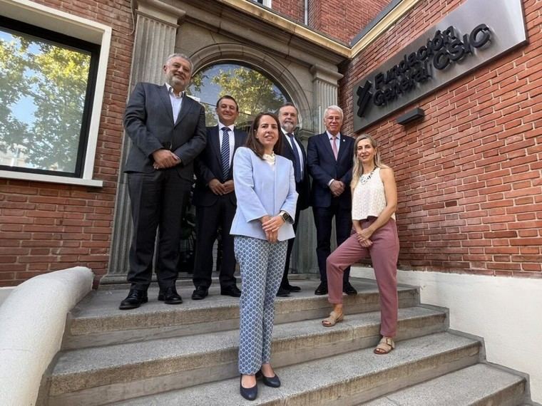 La Fundación DomusVi y la Fundación General CSIC impulsan la investigación sobre envejecimiento, digitalización y atención a personas mayores
