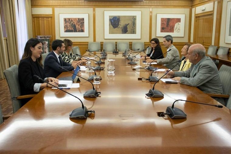 Reunión de representantes del Ministerio de Derechos Sociales y la PMP.