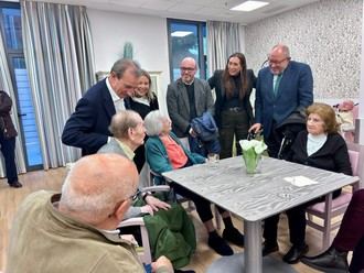 Loles López aboga por transformar las residencias en "verdaderos hogares donde nuestros mayores se sientan cómodos, acompañados y felices"