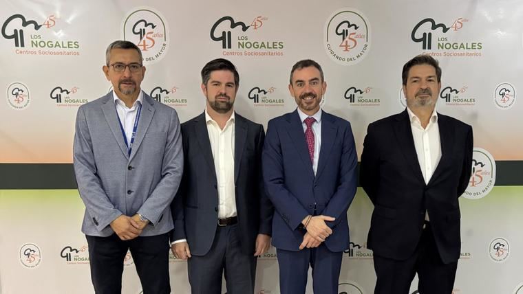 De izquierda a derecha, Henry E. Polo Cornejo, Director de la Residencia Los Nogales Hortaleza; Javier Berlanga Tallón, Director de Marketing y Comunicación de Grupo Los Nogales; Óscar Álvarez López, Director General de Atención al Mayor y a la Dependencia; y Óscar Berlanga Martínez, Director General de Grupo Los Nogales.
