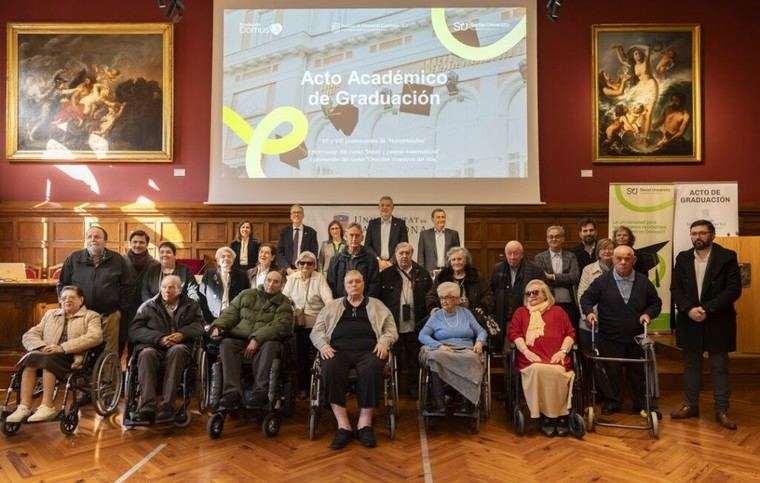 Más de 135 mayores se gradúan en la Senior University de DomusVi en 2025