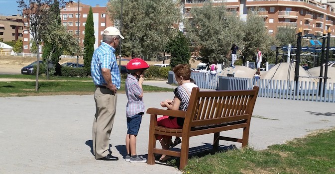 Uno de cada cuatro abuelos españoles cuida de sus nietos alrededor de siete horas diarias