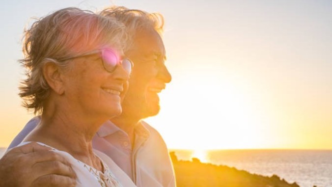 El buen tiempo y las horas de luz son fuente de felicidad para los mayores.
