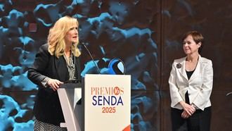 Nieves Herrero, Premio Sénior del Año por una trayectoria de más de cuatro décadas en la comunicación junto a la presidenta de Grupo SENDA, Matilde Pelegrí.
