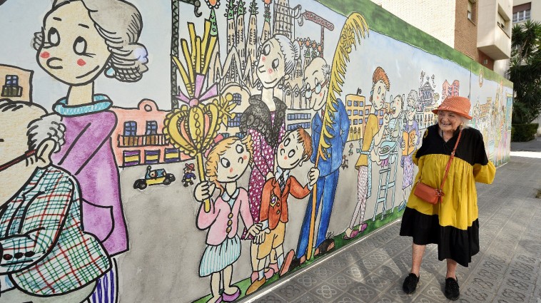 Pilarín Bayés transforma un muro en Sant Gervasi en una obra de arte urbano de NN Wallery.
