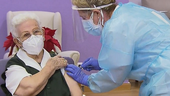Araceli, de 96 años, de la residencia Los Olmos de Guadalajara, ha sido la primera vacunada contra el coronavirus en España.