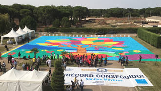 5.000 mayores consiguen el Récord Guiness con el mosaico de cartón más grande del mundo