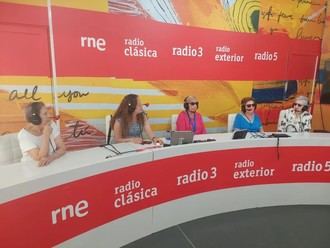 Residentes de Ballesol Madrid participan en un programa especial sobre la Feria del Libro en RNE