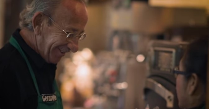 Visto en la red: Mayores trabajando en la cafetería más famosa del mundo |  