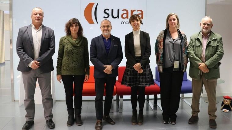 El consejero de Derechos Sociales, Carles Campuzano, visita la sede de Suara