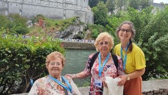 Tomasa y Floren junto a la fisioterapeuta Ángela Soria Calderón en la peregrinación a Lourdes.
