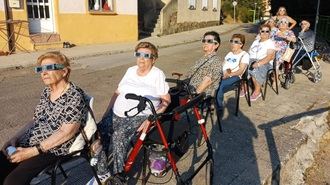 Abuelos con gafas de eclipse: así vivieron en una residencia de Palencia un momento histórico