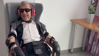 Josep de Martí con el traje Max en un dormitorio de residencia de personas mayores.