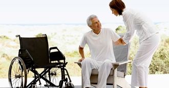 Los profesionales deben prepararse para atender a mayores con discapacidad