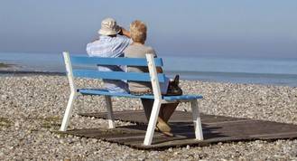 Nuestros mayores son los que menos viajan fuera y gastan poco