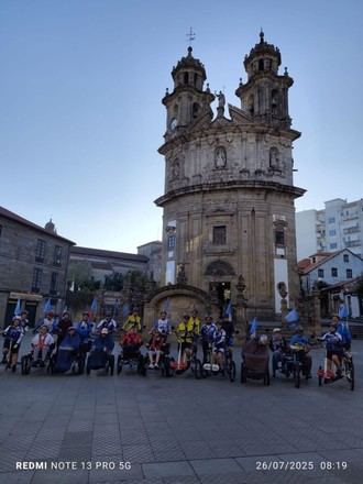 La 9ª edición de DisCamiño lleva a residentes del Centro DomusVi Bóveda a Santiago de Compostela