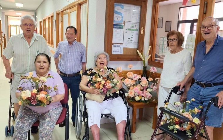 James e Isabel donan flores de su boda a ASISPA II llenando de alegría la residencia