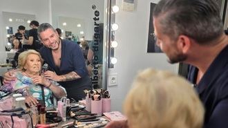 El maquillador Alberto Dugarte reivindica con más de 30 mujeres residentes del Grupo Villamor que la belleza no tiene edad