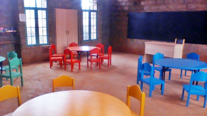 Fundación Vitalia financia la fabricación de mobiliario escolar de un colegio en Kenia