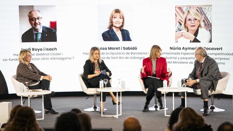 De izquierda a derecha: Núria Aymerich, Comisionada Especial para la Competitividad Industrial del Ministerio de Industria y Turismo; Consejera de Derechos Sociales e Inclusión de la Generalidad de Cataluña, Mónica Martínez Bravo; Lluïsa Moret, presidenta de la Diputación de Barcelona y alcaldesa de Sant Boi de Llobregat; y Jordi Royo, presidente de WeMind Cluster.